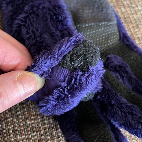 North Face Denali Gloves, size women’s small purple fuzzy with touch tech - Picture 8 of 11